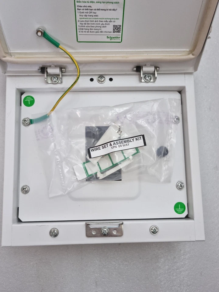 Schneider Electric A9HESN04 4 Module Metal Distribution Board New